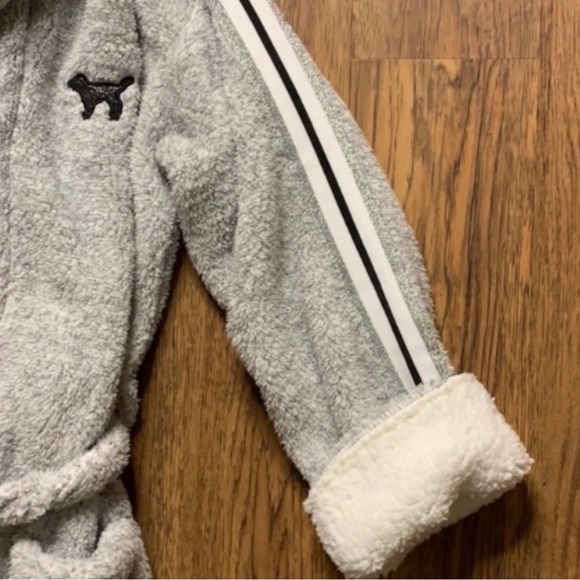 VS PINK Shimmer Robe - Picture 6 of 8